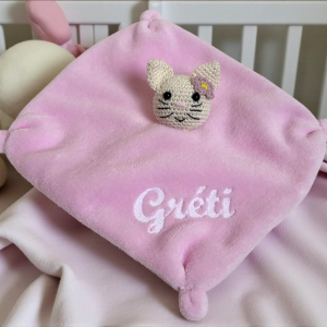 Babarózsaszín szundikendő hímzett névvel kislányoknak