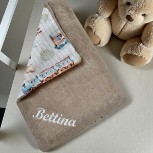 Mogyoróbarna peluspárna saját hímzett névvel kislányoknak