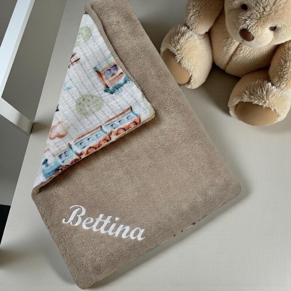 Mogyoróbarna peluspárna saját hímzett névvel kislányoknak