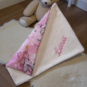 Törtfehér peluspárna saját hímzett névvel kislányoknak