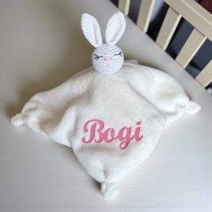 Törtfehér szundikendő hímzett névvel kislányoknak