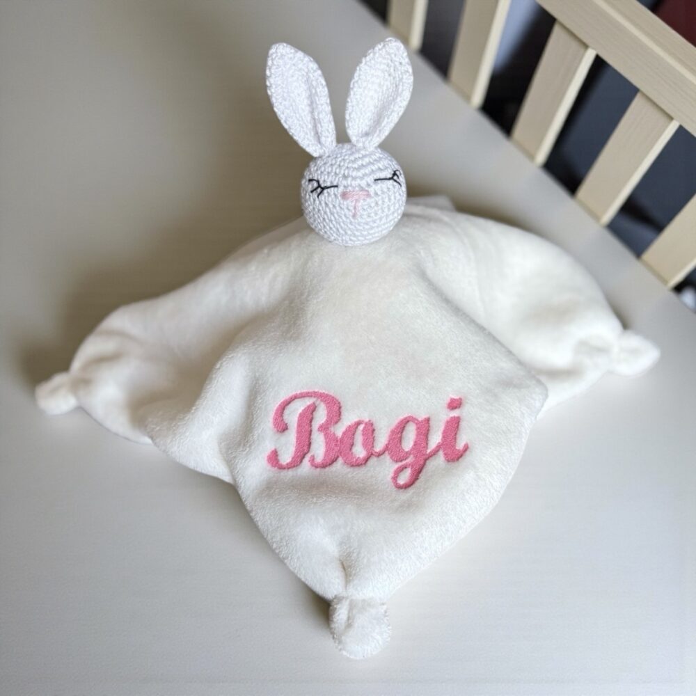 Törtfehér szundikendő hímzett névvel kislányoknak