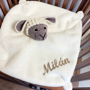 Törtfehér szundikendő hímzett névvel kisfiúknak