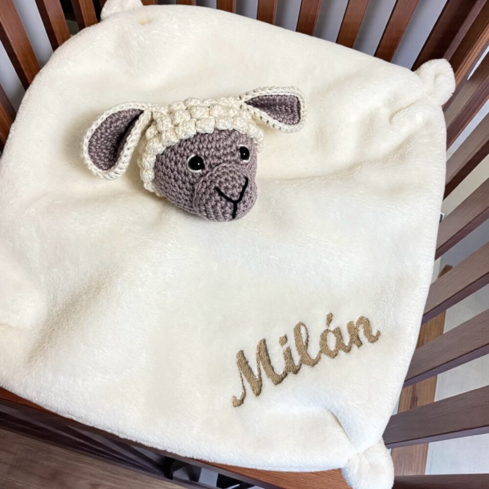 Törtfehér szundikendő hímzett névvel kisfiúknak