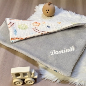 Világosszürke peluspárna saját hímzett névvel kisfiúknak