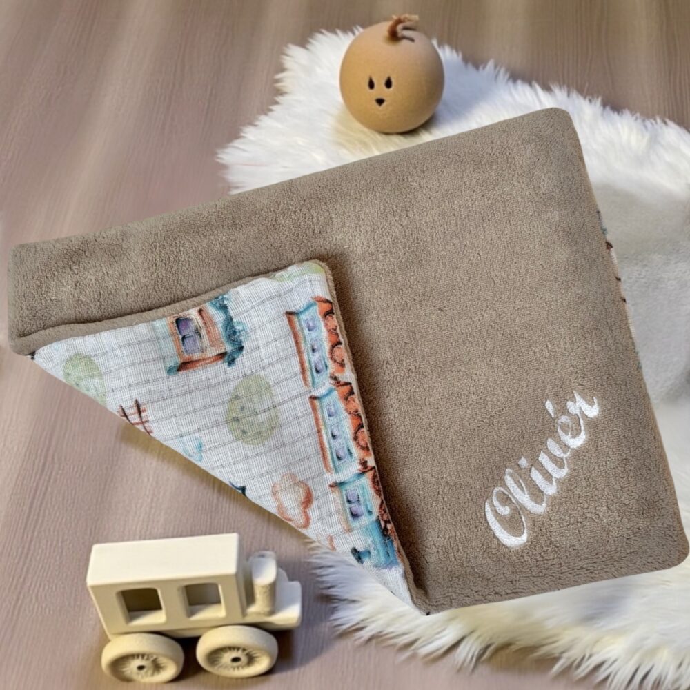 Mogyoróbarna peluspárna saját hímzett névvel kisfiúknak