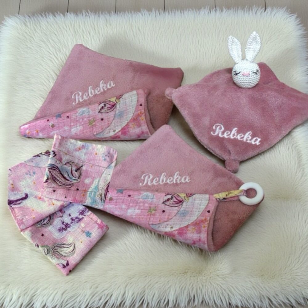 Púderrózsaszín nyuszis szett hímzett névvel kislányoknak