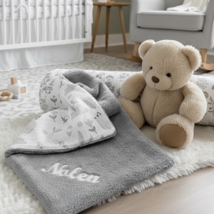 Szürke peluspárna hímzett névvel