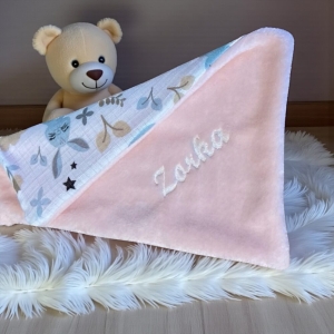 Babarózsaszín peluspárna saját hímzett névvel kislányoknak