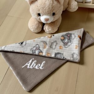 Mogyoróbarna peluspárna saját hímzett névvel kisfiúknak
