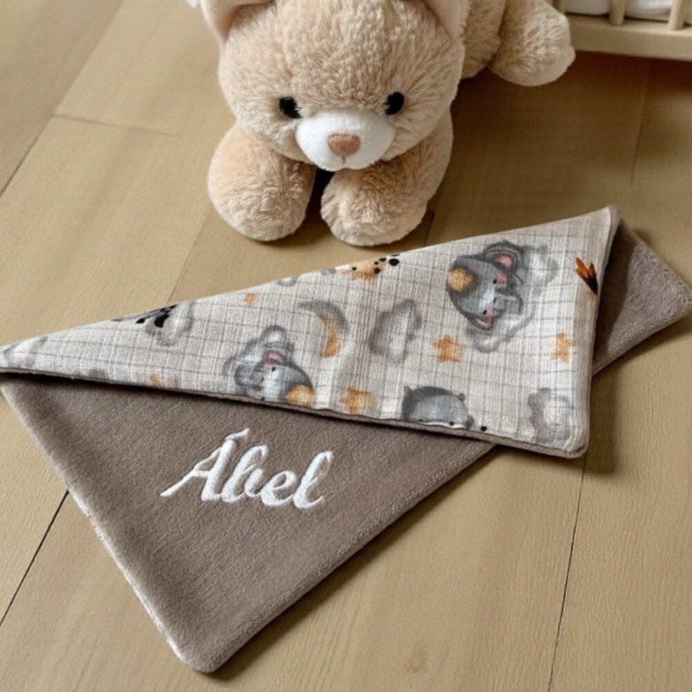 Mogyoróbarna peluspárna saját hímzett névvel kisfiúknak