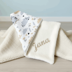 Törtfehér peluspárna saját hímzett névvel kislányoknak