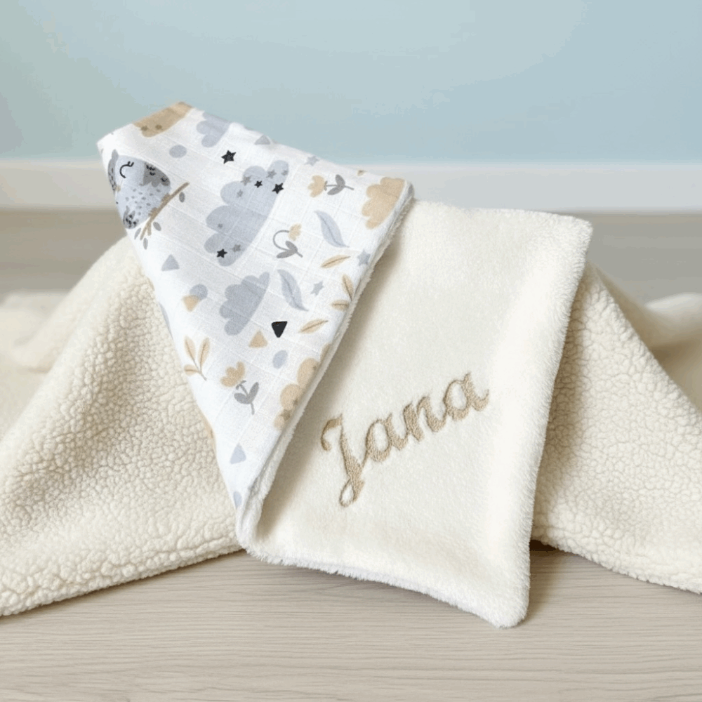 Törtfehér peluspárna saját hímzett névvel kislányoknak