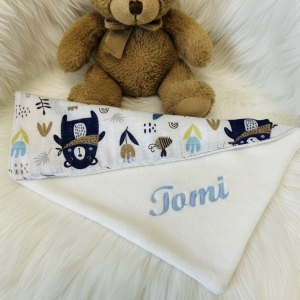 Törtfehér peluspárna saját hímzett névvel kisfiúknak