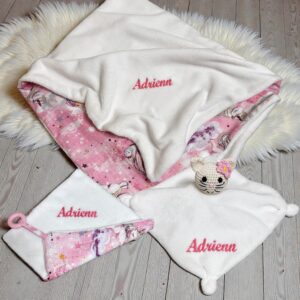 Egyedi baba ajándékszett babatakaróval saját hímzett névvel