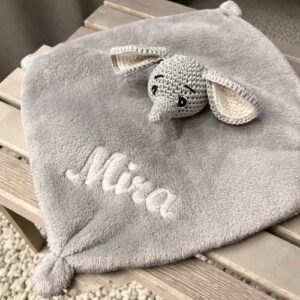 Halványszürke szundikendő hímzett névvel kislányoknak