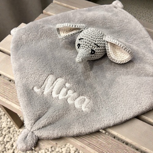 Halványszürke szundikendő hímzett névvel kislányoknak