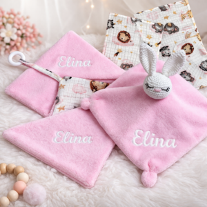 Halványrózsaszín nyuszis szett hímzett névvel kislányoknak